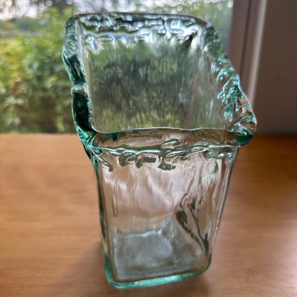 Unusual squared glass flowing water vase or crock - Picture 3 of 7